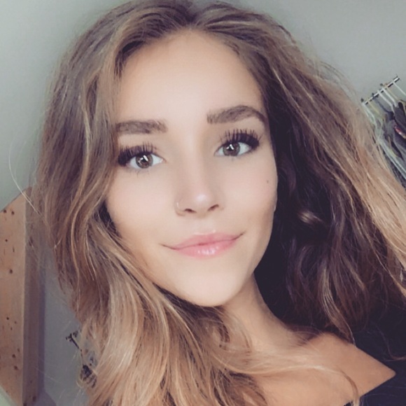 Meet your Posher, Ava - Picture 1 of 1